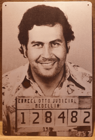 Pablo Escobar Druglord Drugsbaron Reclamebord van metaal METALEN-WANDBORD - MUURPLAAT - VINTAGE - RETRO - HORECA- BORD-WANDDECORATIE -TEKSTBORD - DECORATIEBORD - RECLAMEPLAAT - WANDPLAAT - NOSTALGIE -CAFE- BAR -MANCAVE- KROEG- MAN CAVE