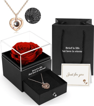 Geschenkdoos met roos en ketting